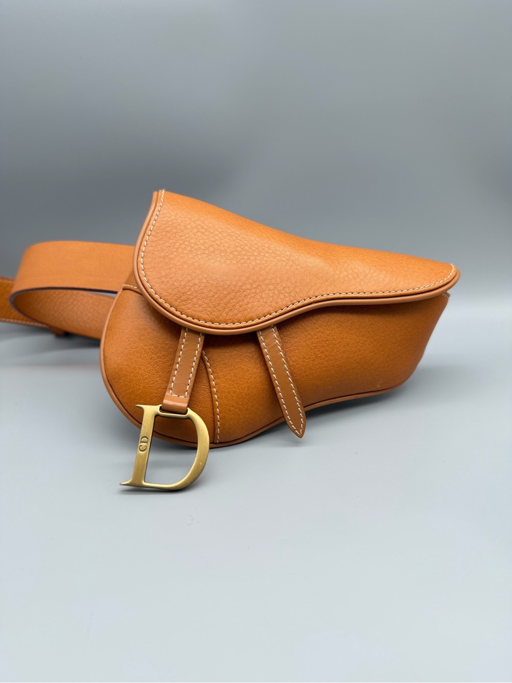 Dior Vintage Saddle Belt Bag Tan Leather Saddle Belt Bag with Gold D Charm - Picture 1 of 7
